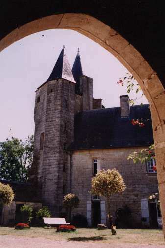 vue de la cour intérieure à la sortie du porche